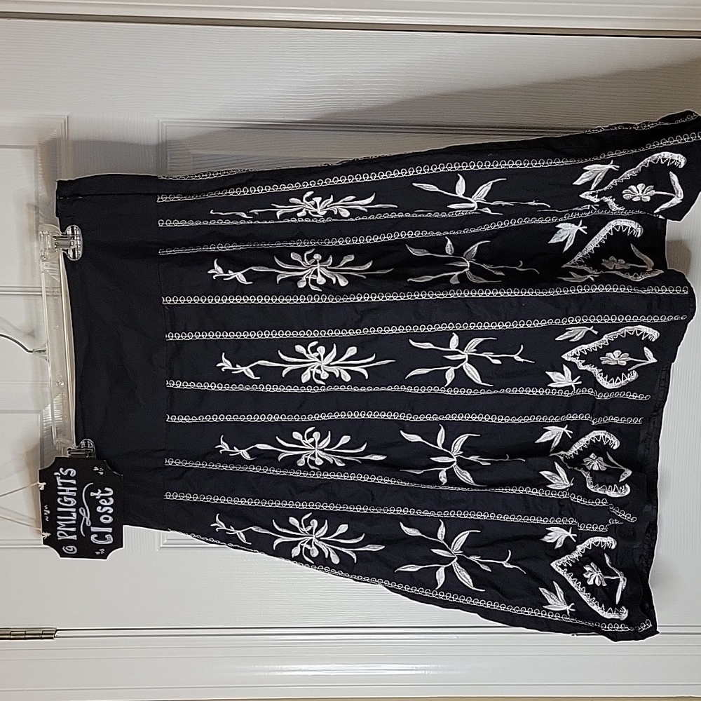 Dialogue Skirt 12 Black White Embroidered A-line